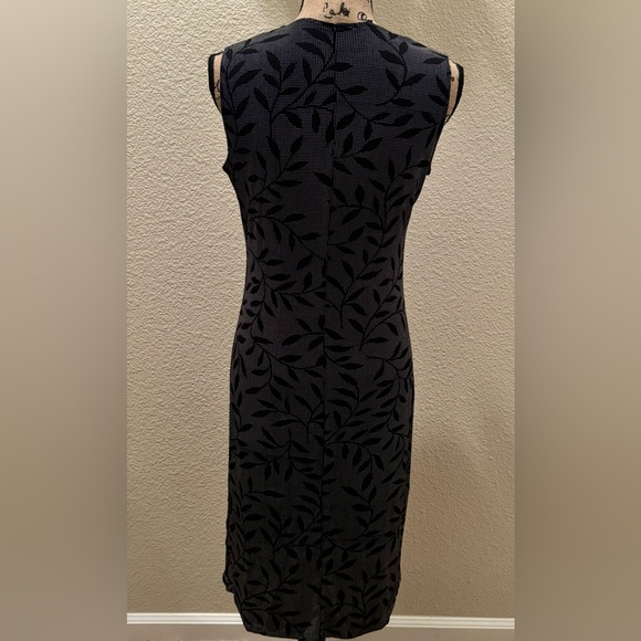 Women’s Sleeveless Classic Modern Cocktail Dress - Picture 6 of 11